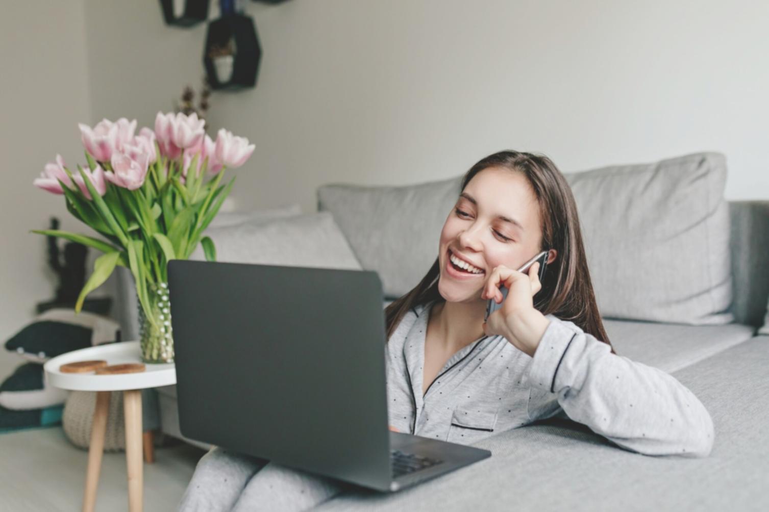 Budgetplanung am Laptop mit Notizen